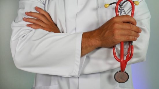 online-marketing-hIgeoQjS_iE-unsplash doctor health insurance Photo by Online Marketing on Unsplash