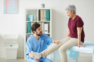 woman seeking medical attention for a pinched nerve in her leg